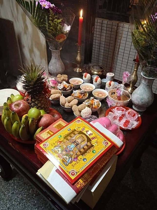 明天農曆初九玉皇大帝生日，不少民眾準備水果、麵線及紅龜粿等素食供品拜天公。(民眾提供)