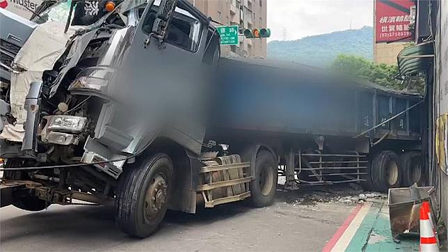 砂石車拖出來了！ H鋼樑支撐防40年老公寓坍塌 | 民視新聞網 | LINE TODAY