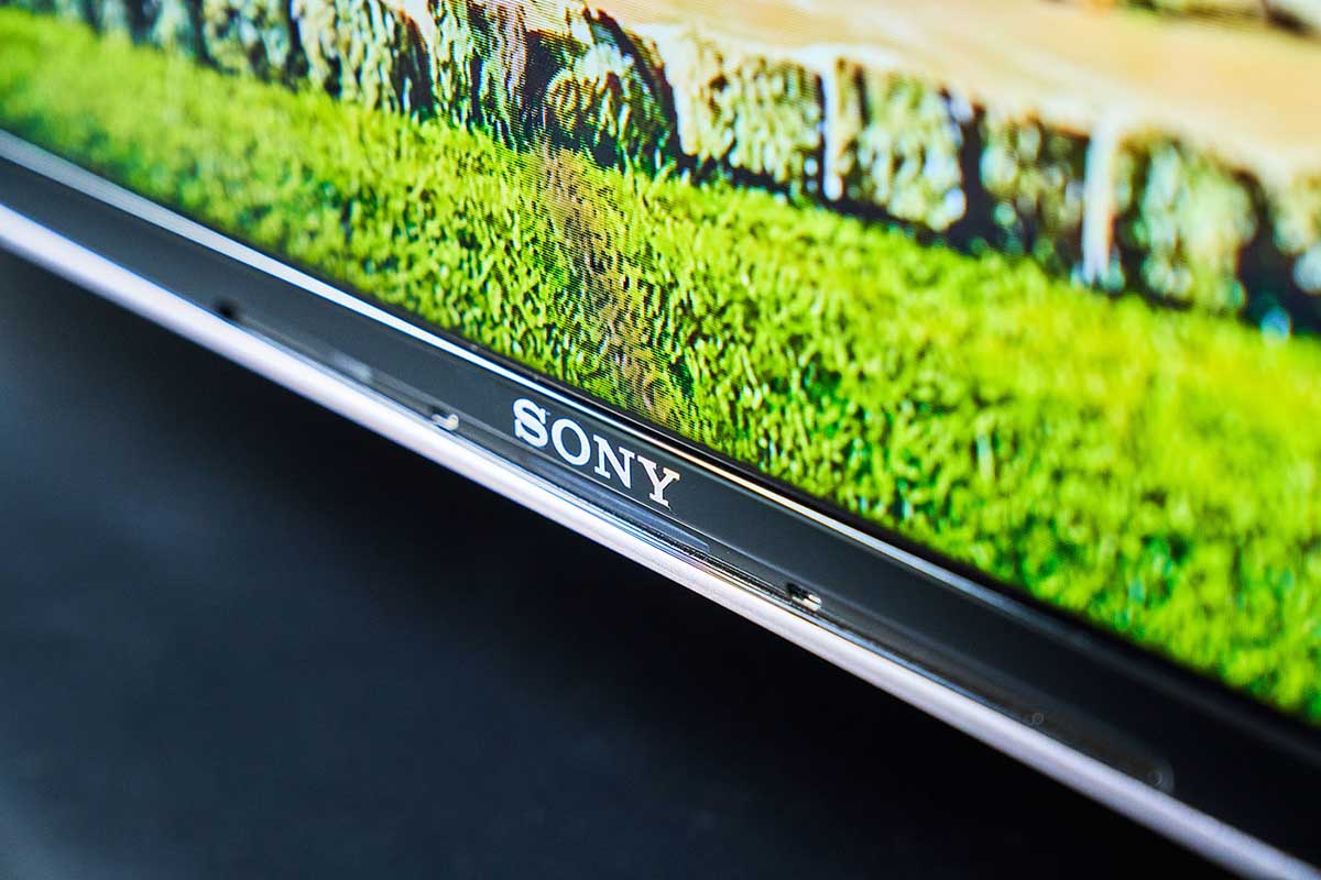 位於螢幕正下方的 Sony 字樣，延續一貫的低調設計風格。