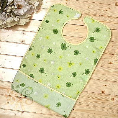 PVC防水貼合設計，防止手術後病人、銀髮族長輩用餐時弄溼衣物。n清洗後陰涼處風乾，避免於陽光下曝曬!