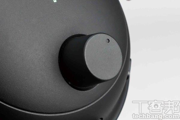 音量調整於左耳置提供音量旋鈕，當旋鈕音量在50%時，會提供觸覺提示。