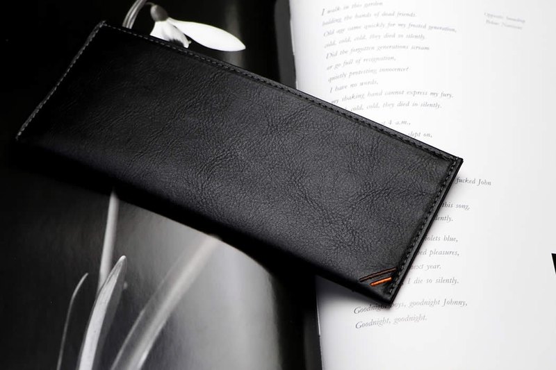 輕薄的極致追求，滿足日常最低限度的需求！ 優雅地自西裝外套取出，俐落地拿出紙鈔...，這是長夾才有的紳士風情。