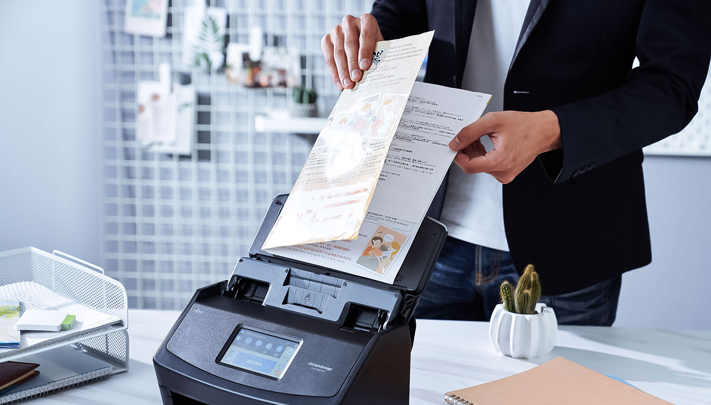 寬度大於 A4 的文件，在螢幕上選擇手動模式後，即可直接將文件對折掃描，掃描出來的影像，軟體會自動合併正、背面使之與原稿相符。