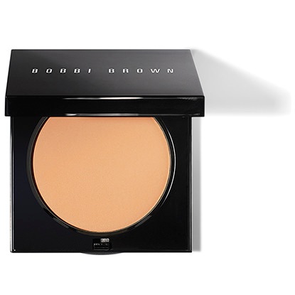 A pressed powder that sets and perfects foundation for a smooth, flawless finish. This sheer powder 