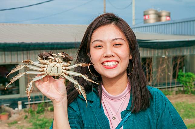 ▲看Sanna小編笑這麼開心，想必她也相當期待親口品嚐大閘蟹吧！（圖/奧丁丁市集）