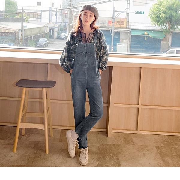 休閒的吊帶褲款式每個女孩衣櫃的必備單品 針織毛衣都能穿出妳的潮流個性風