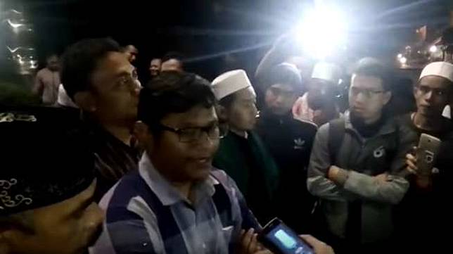 Massa FPI geruduk redaksi Koran TheJak. [Youtube/Adista Pattisahu