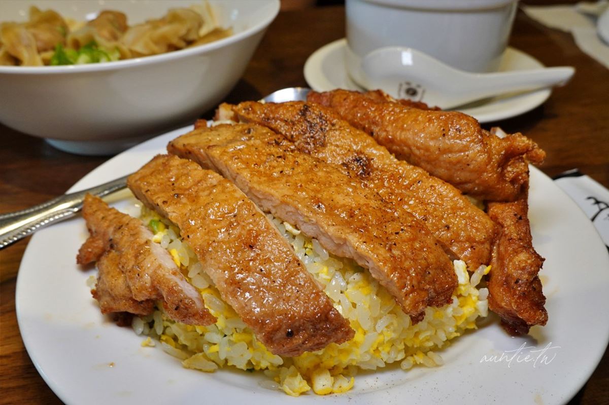 排隊超夯「平民版鼎泰豐」！招牌必點黃金排骨蛋炒飯，鮮蝦抄手Ｑ彈又夠味
