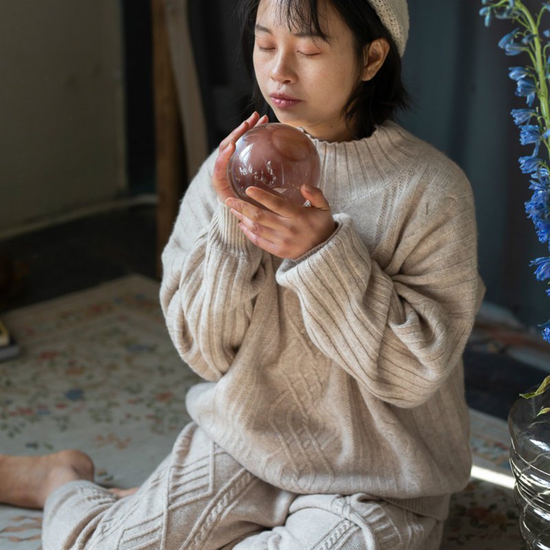 定紡的紗線，採用色紡夾花紗的紡紗工藝， 成份由36%犛牛絨、27%綿羊毛、35%羊毛，再加上少量犛牛毛購成。