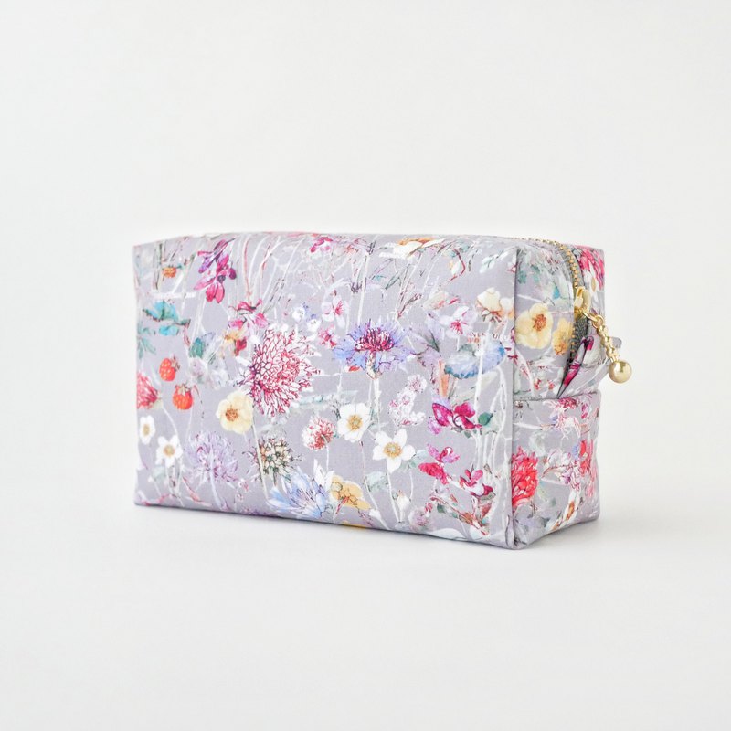 它有許多帶有20厘米拉鍊的扣板，因此非常適合。 它可用於小型噴霧瓶和軟管類型（例如護手霜），因此在旅行時非常有用。 便於攜帶日常化妝工具的尺寸