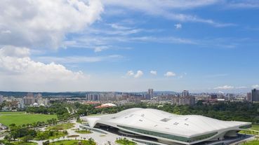 太羨慕高雄人！全球最大屋頂劇院「衛武營國家藝術文化中心」太美，葡萄園階梯劇院、波浪光廊躍升IG打卡新熱點