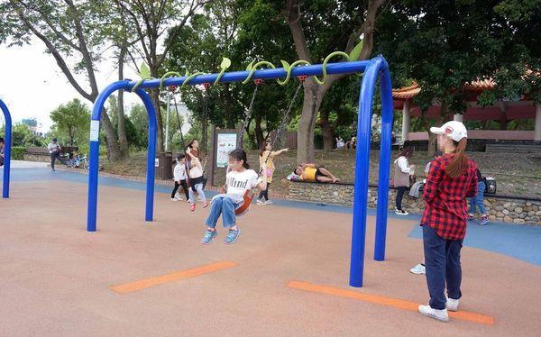 【新北市特色公園景點】員山公園-高度超過4公尺的超高速溜滑梯、滑草坡，不分年齡都可以玩的免費溜滑梯