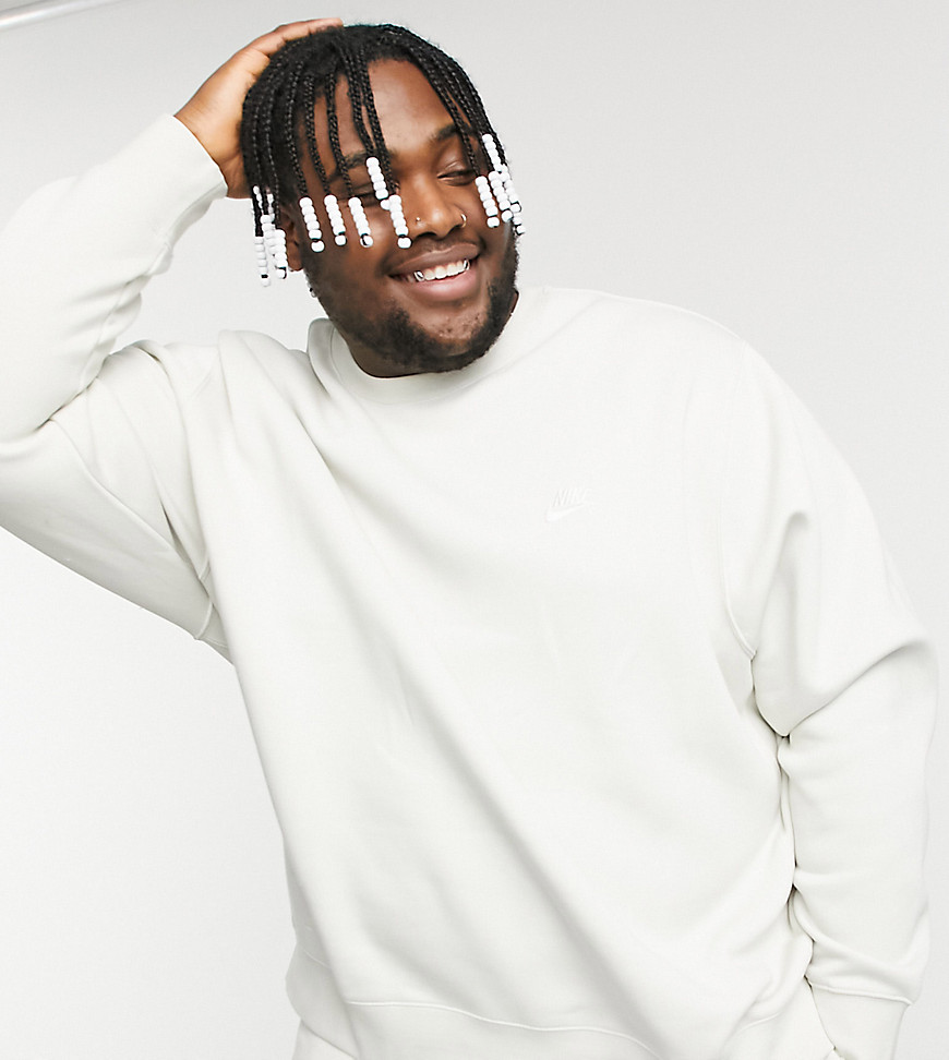 Plus sweatshirt by Nike Laid-back looks Crew neck Drop shoulders Nike logo embroidery Ribbed trims R