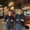 พาร์ทไทม์ Asadoสารคาม แต่งกายเสื้อดำ กกขายาวดำ/ยีนเข้ม