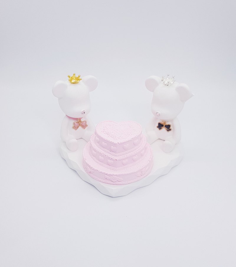 商品名稱:皇冠鼻鑽小熊蛋糕愛心盤擴香石組 用途:適合在房間,浴室,衣櫥,車廂,汽車內,書桌,香氛輕飄在室內,充滿療癒的芬芳~ 尺寸:小熊-6.5X2.5 蛋糕-6X5 愛心底盤-寬12X長9cm 成分