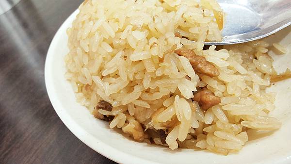 【台北美食】東發號 油飯・麵線-８０年老字號！饒河夜市裡最老的美食小吃店！