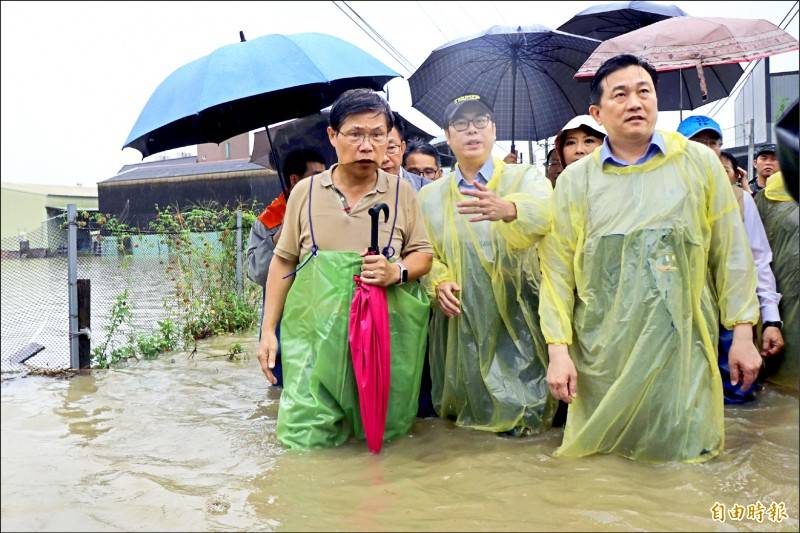 雨彈狂炸 台南91處積淹水、高雄1死／「比颱風還恐怖」民眾一夜難眠 高雄部分地區水淹一層樓高 自由電子報 Line Today