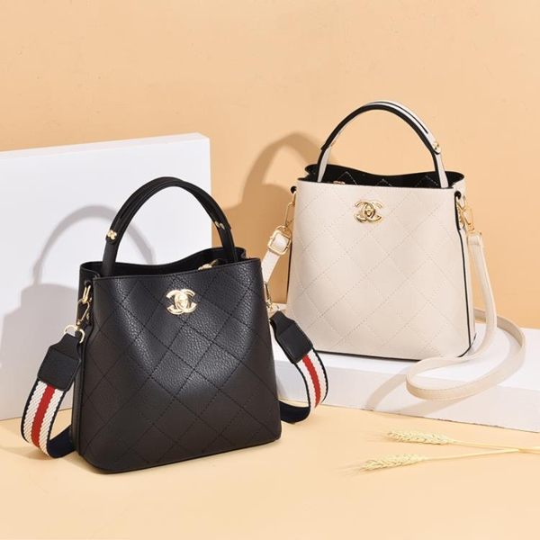 小香風包包女夏新款ins網紅時尚水桶包大容量百搭側背斜背包摩可美家