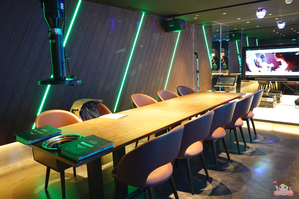 台北 遠百信義 A13 YKNK club，和牛燒肉居酒屋兼 KTV，嗨到凌晨 2 點附上燒肉管家！樂軒新作，必吃！