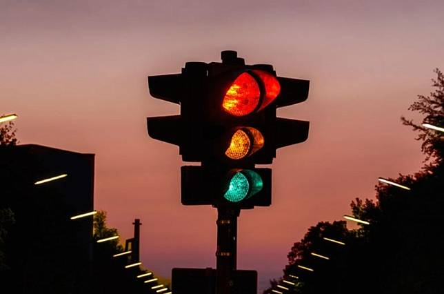 Nggak Banyak yang Tahu, Ternyata Ini Alasan Lampu Lalu Lintas Berwarna Merah Kuning Hijau