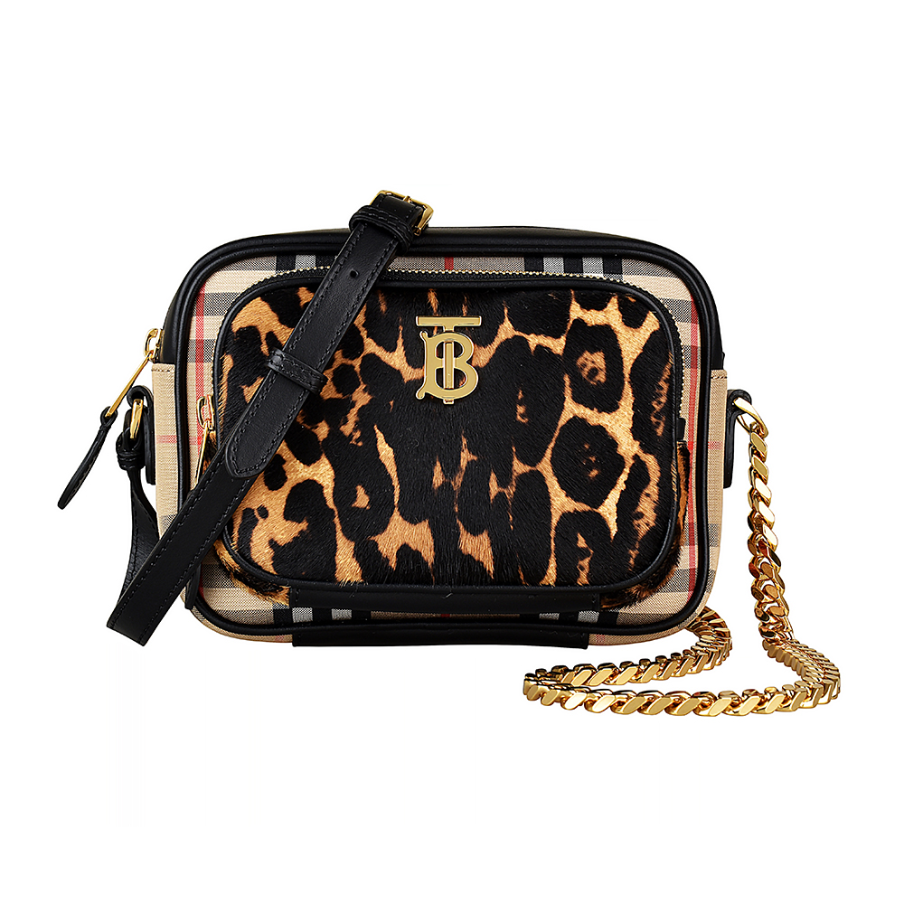 經典金屬LOGO，品牌辨識度高採用精緻尼龍製作，以帆布內襯可擺 8吋隨身物，寬大空間收納