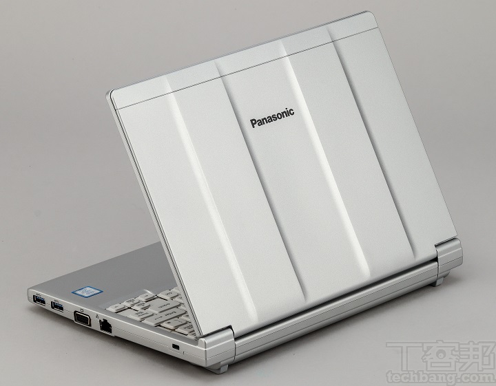 Toughbook CF-SV8 機身面板是改良過的帽蓋式上蓋設計，將內側溝槽處的深構增厚，讓機身可以對抗 100 公斤耐壓、76 公分耐摔，由機身側邊更能看出上蓋為非平面的帽蓋式設計。