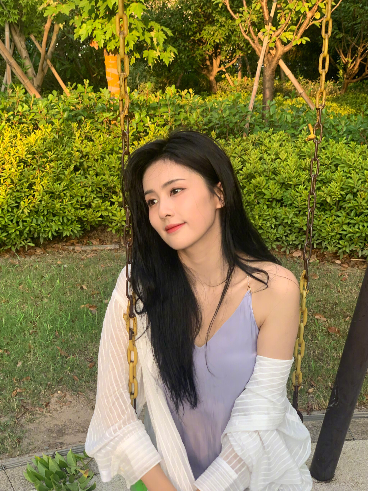 《以愛為營》白鹿戲外7大超減齡穿搭！秋冬亮色系針織衫是關鍵，泡泡袖元素修飾頭身比