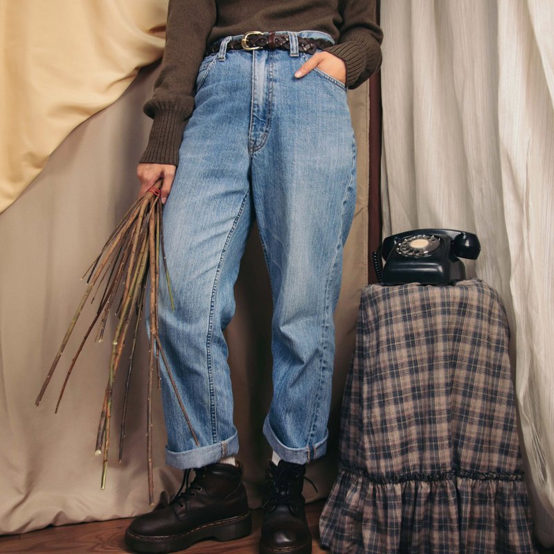 ●商品敘述: 鈕釦拉鍊式，共兩個側口袋右側有一小袋及兩個後口袋，後方皮標有歲月痕跡，色落明顯，幾處細微汙漬