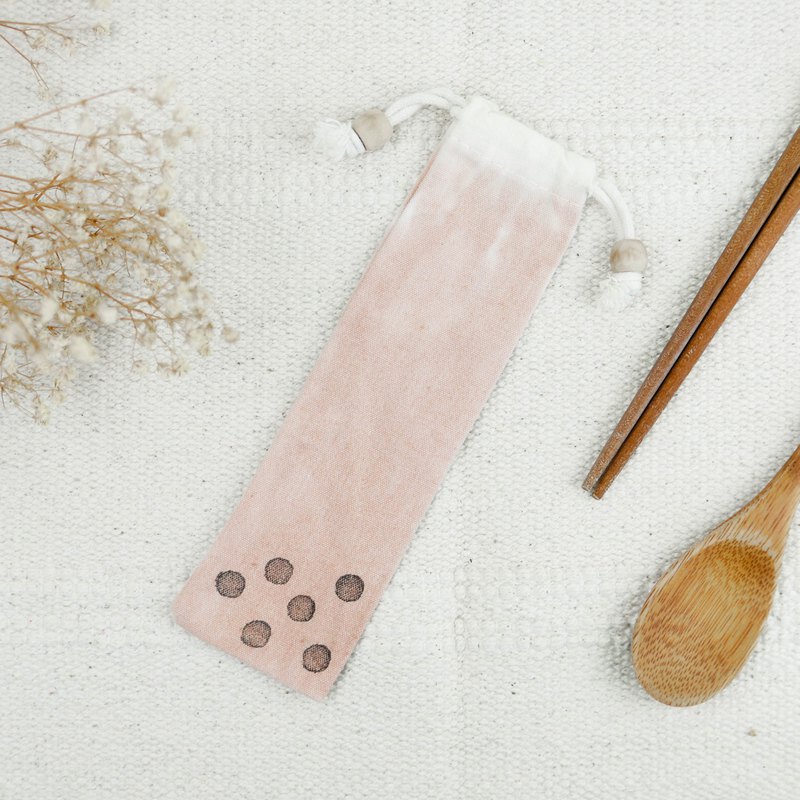 精簡的整體大小，隨身攜帶更方便；束口繩附小木珠裝飾，好拉也好看；選用較厚的棉布，讓袋子用得更久不容易耗損；手工染色與設計，讓用餐時光更開心