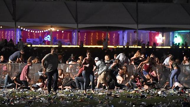 Insiden penembakan massal di sebuah festival musik di AS terjadi, di dekat Hotel dan Kasino Mandalay Bay, sebuah resort di Las Vegas, Nevada, AS, Minggu (1/10/2017) malam. (Daily Mail/Getty Images)