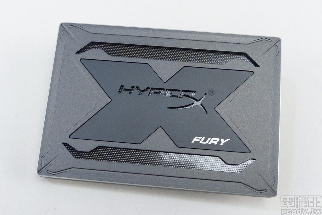 HyperX FURY RGB SSD 外殼上方縷空處均為可發光面積，外殼相當厚實沉重