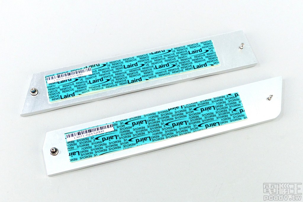 2 個與電路板平行的 M.2 插槽均附上散熱片，背部已預先安裝 Laird 導熱墊。