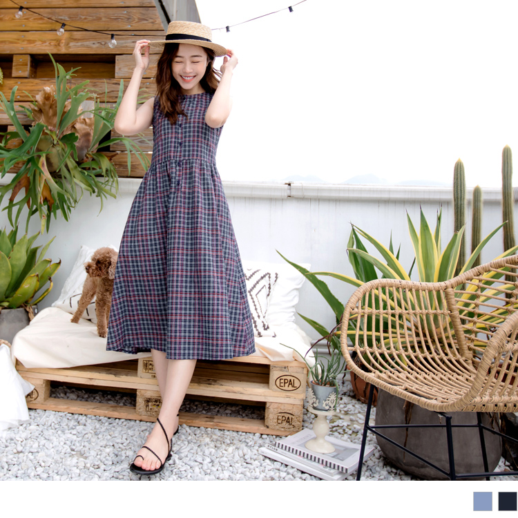 ~特別設計的格紋印花布料~<br />~搭配修身的俐落版型剪裁~<br />穿上此款單品視覺年齡瞬間感到青春活潑!<br />減齡效果看得見!<br />前半開襟鈕釦設計可依喜好自由穿著，<br />無袖寬肩帶細緻滾邊設計，<br />側邊肉肉完整包覆不怕走光喔!<br /><br />**************<br /><br />小提醒：<br />深色衣物建議單獨洗滌，以翻面手洗或放洗衣袋洗較佳喔(勿用熱水)<br />並建議新品穿著前請先下水洗滌，以避免染色問題唷~