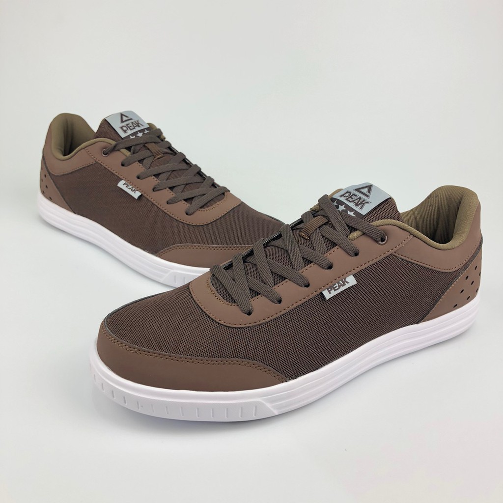 PEAK 休閒鞋 文化系列 男 E62147B 咖啡 亮禹體育PEAK台灣經銷商★透氣網布鞋面為鞋身主體，強調超透氣的鞋身，鞋子裡面舒適度大大加分★鞋前頭邊緣、鞋領、鞋後跟採用仿合成皮革，以加強質感跟
