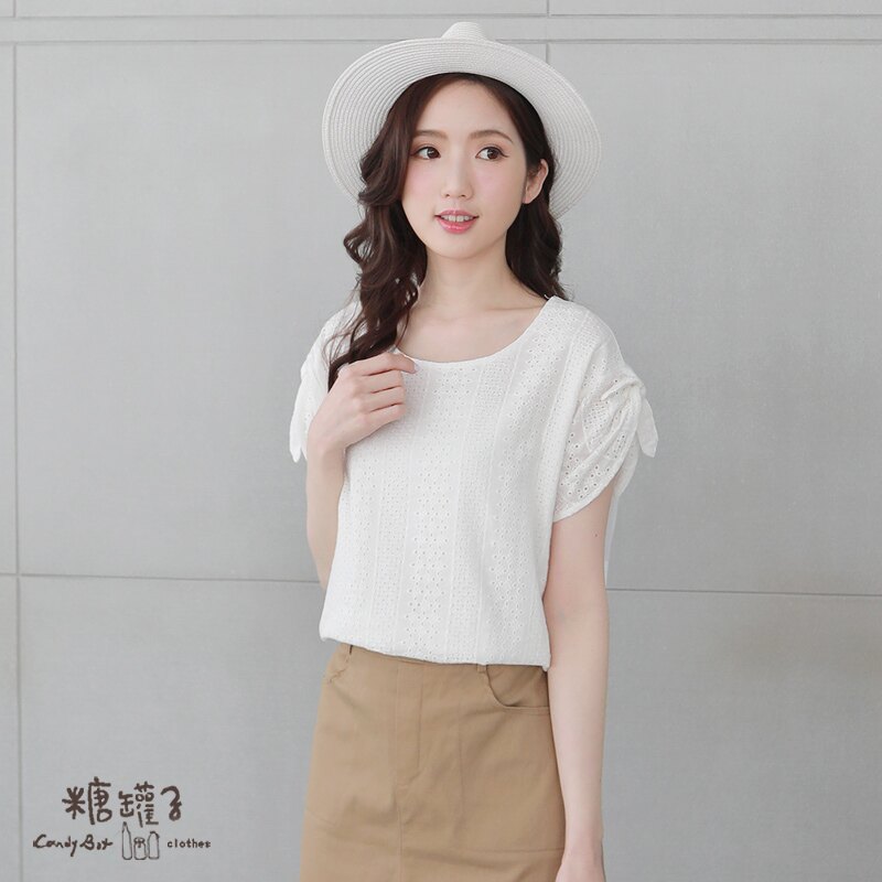 ★五折價$399★糖罐子圓領拼接洞洞花造型袖綁帶上衣→白 預購【E55821】