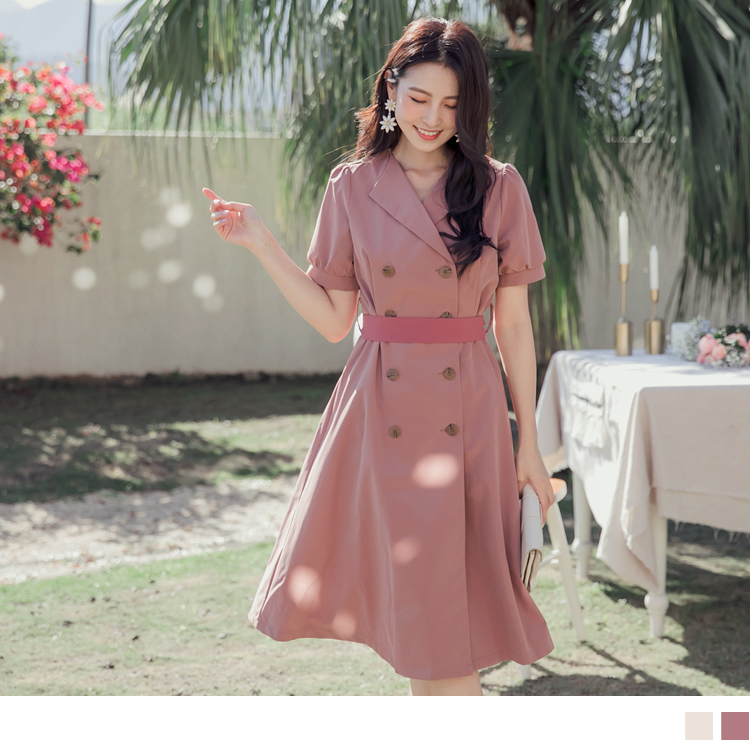 選用較硬挺的材質，給予氣勢造型感。 排釦設計讓整體展現不單調，更有設計風格。 可當風衣外套也可當洋裝穿搭，多樣造型任妳選擇。 此款2色兩穿式公主袖洋裝/外套(附配色綁帶)， 適合優雅主管穿搭、抗溫差穿