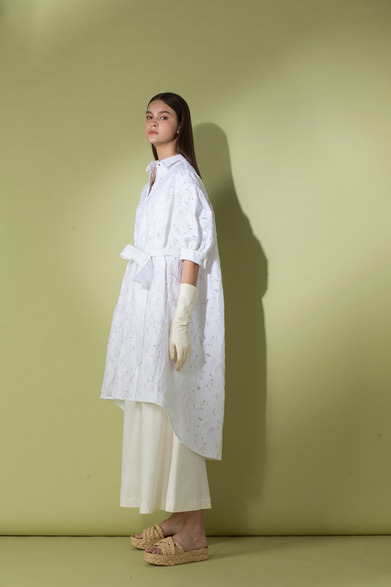 Eddie & Mi - SS2020春夏系列，訴說著一種輕鬆 靜謐 屬於自己的平靜浪漫。在充滿熱度的午後，慵懶的沈入這詩意線條勾劃出的午後時光 …. 。