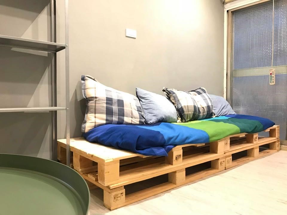 棧板椅座完成後，選用跳色靠枕、椅墊點綴簡約空間。圖片提供_鄭鈞