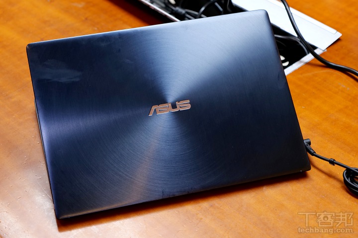 Asus 推出雙螢幕筆電 ZenBook Pro，觸控板「ScreenPad」變成你的第二個螢幕