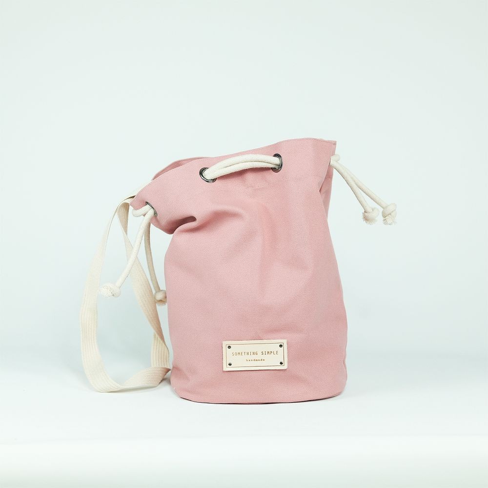 泰國品牌、泰國手工製造 輕鬆調整抽繩，斜背、肩背、手拿隨意變換造型 容量剛剛好，輕便好攜帶 附承托，包底不變形 Something Simple 的故事源自 2013 年，由一對擁有相同熱情與設計品味