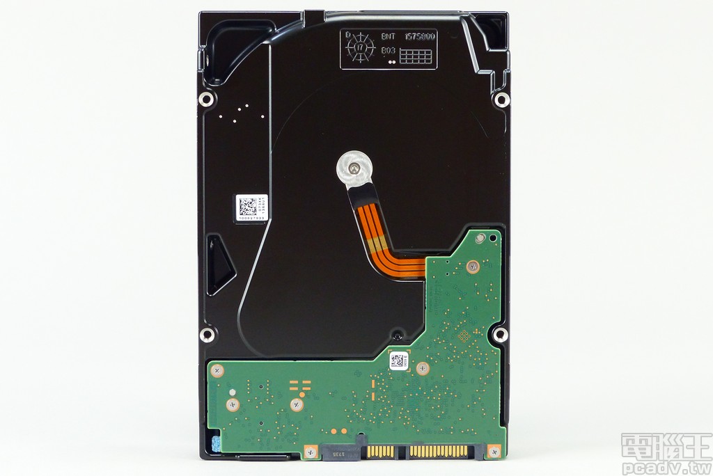 內部裝滿 8 片碟片，由底部觀察沒有出現低容量版本以肋條加強的結構，並將電路板反裝保護電子零件