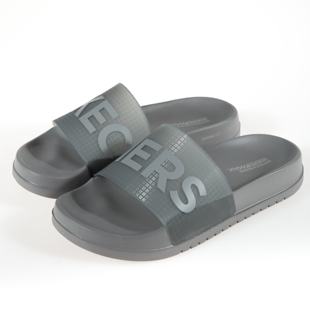 ON-THE-GO系列，SKECHERS經典四季涼拖鞋款，半透明鞋面並以SKECHERS品牌名字母設計，流行又潮，採用SKECHERS Goga Mat™瑜珈鞋墊，提供絕佳的避震保護，並以SKECHE