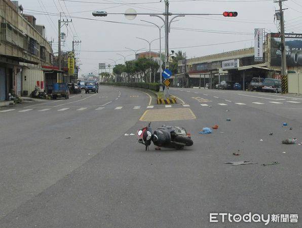 雲林十字路口車禍！機車攔腰撞上自小客 騎士倒地「肋骨骨折」 Ettoday新聞雲 Line Today