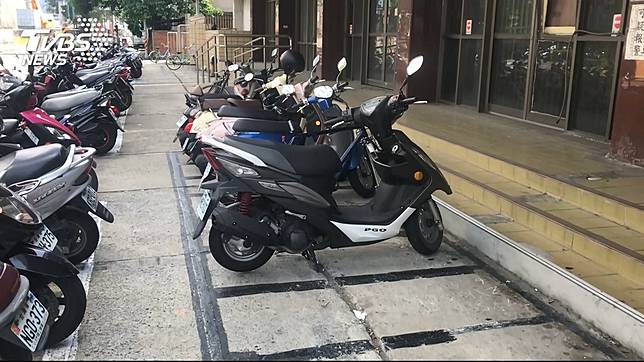 對於許多機車族而言，要在鬧區找到停車格停放不是件容易的事情。(圖／TVBS)