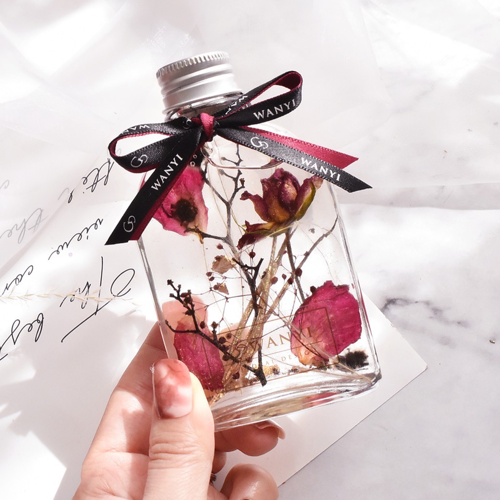✿商品介紹韓國超流行的浮游花 美女與野獸玫瑰款就像是美女與野獸電影裡的意境那樣的美麗在最後一片玫瑰花瓣掉落前，找到一個真心相愛的人，學會愛人與被愛才能脫離魔法的桎梏。堅強的外表下藏著一顆溫柔的心，為你獻上美麗的不凋玫瑰。可加購原木小燈座usb可以轉接插頭亮燈當小夜燈超夢幻的還可以客製字 送一個專屬的禮物給你的他小夜燈可以客製雷射雕刻字花瓶尺寸:11.5 x 6.5 x 2.5CM 當小夜燈超級美的✨✨兩種小卡可以選擇 (未指定為For You小卡 )聖誕小卡 / For You小卡 黑紙盒超有質感的雷射雕刻字 非常有質感✨✨浮游花加燈座我們還會多一個禮盒裝在一起讓禮物更完美☺☺✿Facebook Wanyi 玩藝花坊✿Instagram Wanyi001✿ 購買前須知＊2018/9/1起，開立統一發票，隨貨附發票，不另外寄唷！＊超商物流運送過程比較粗魯脆弱的花兒較容易損壞，建議使用宅配選項。＊花品都是手工製作，為了維護品質以及訂單製作，急著需要請先詢問，以免耽誤到您重要的日子！＊照片皆為實品拍攝，但每朵花兒都是獨一無二的天然花材，無法完全跟照片一模一樣唷！＊WANYI採用當季新鮮花材乾製而成，如遇到花材缺貨，會自行搭配最適合的花材替代，如無法接受請勿下單。✿產品說明&保養＊保持花兒的乾燥避免潮濕、陽光直射。＊永生花、不凋花是鮮花經特殊技術處理，能保有鮮花般色彩，可保持2-3年不等。＊乾燥花是鮮花自然風乾處理，可擺放數月至年，隨著時間會漸漸褪色。＊若有灰塵使用柔軟的刷子ｅｘ毛筆，輕輕刷拭。✿ 購買後＊商品如有任何問題請來訊聯繫，WANYI將會用心為您服務，希望WANYI的花品與服務能讓您滿意：）產地/製造方式臺南/手工製作