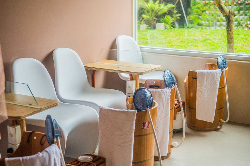 主題館的精油薰蒸足療體驗 。（圖／花露農場）