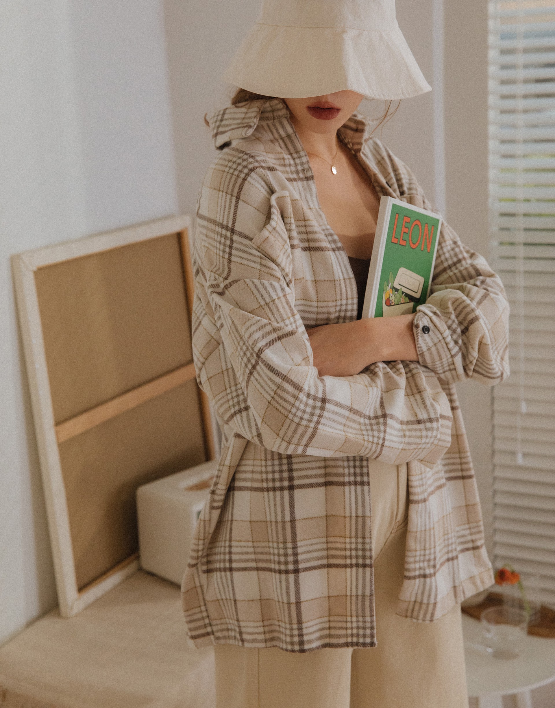 前中不對稱格紋開襟設計/胸前雙口袋/奶茶色系配色簡約好搭/薄毛呢面料會有微刺感，肌膚敏感者建議著內搭