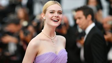 《黑魔女2》 艾兒芬妮Elle Fanning的仙氣夢幻穿搭選！從空靈禮服到古靈精怪造型展現過人馭衣力