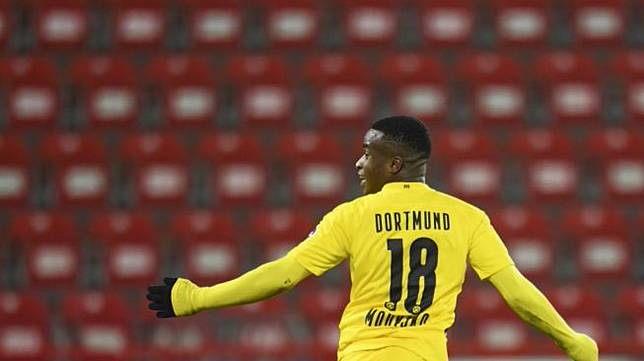 Penyerang Dortmund kelahiran Kamerun Youssoufa Moukoko melakukan selebrasi usai mencetak gol penyama kedudukan saat timnya menghadapi Union Berlin dalam laga pekan ke-13 Bundesliga Jerman, di Stadion Alte Foersterei, Sabtu (19/12/2020) dini hari WIB. [ANNEGRET HILSE / POOL / AFP]