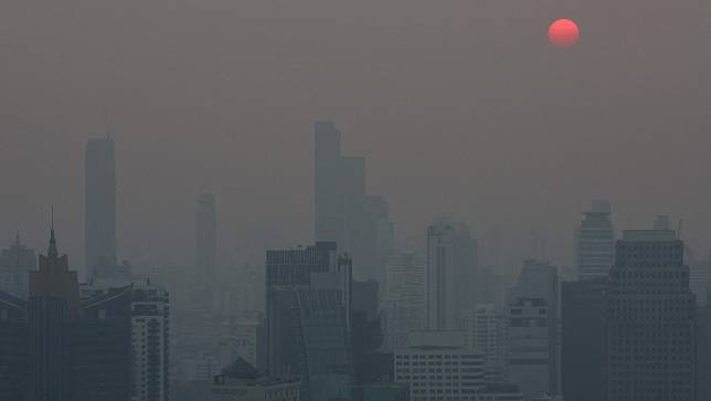 泰國曼谷15日空汙嚴重，政府呼籲民眾避免外出。路透社